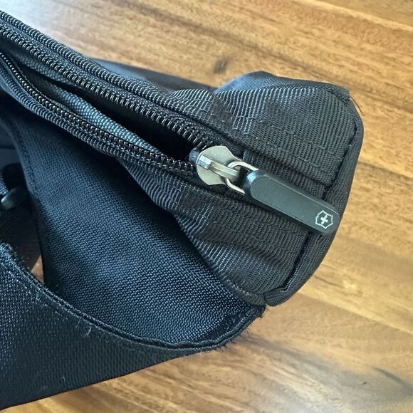 Victorinox Swiss Army Expandable Crossbody Messenger Bag Black Adjustable Strap - Picture 3 of 10